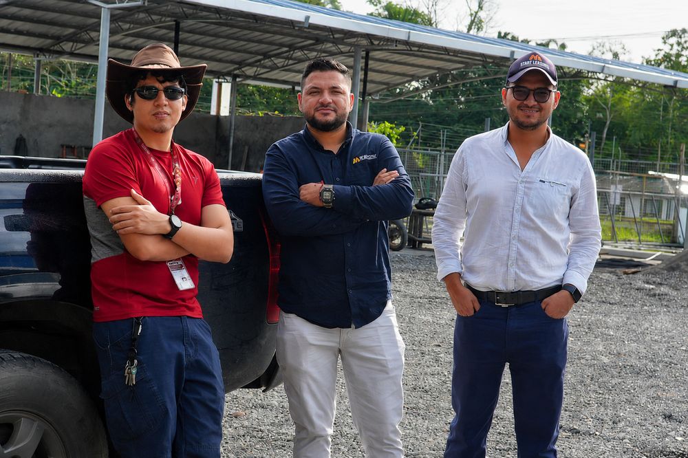Equipo Arad junto a los dueños de Start Electric
