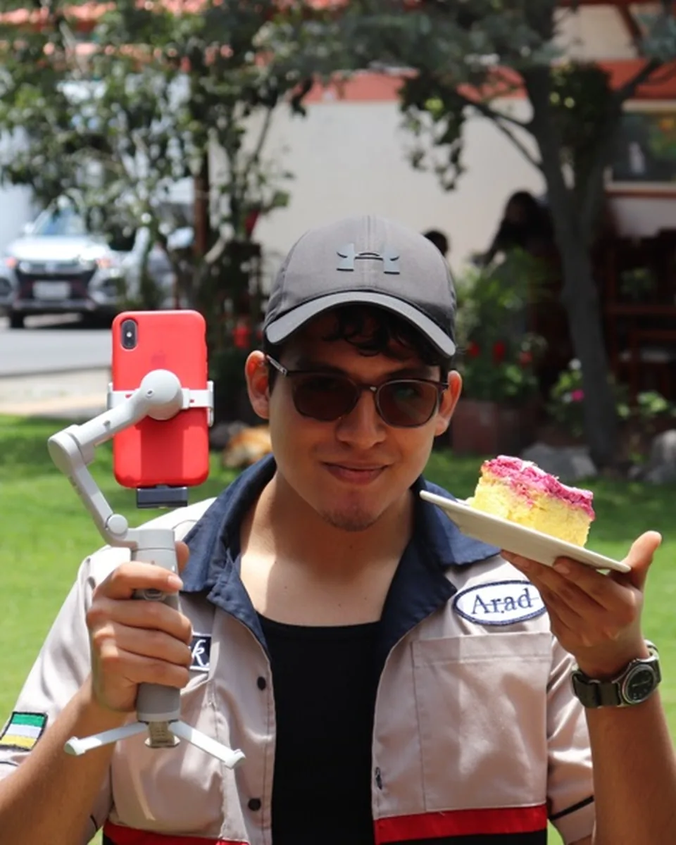 Juan Francisco Armas creando contenido de marca con Arad Marketing Agency en Ecuador