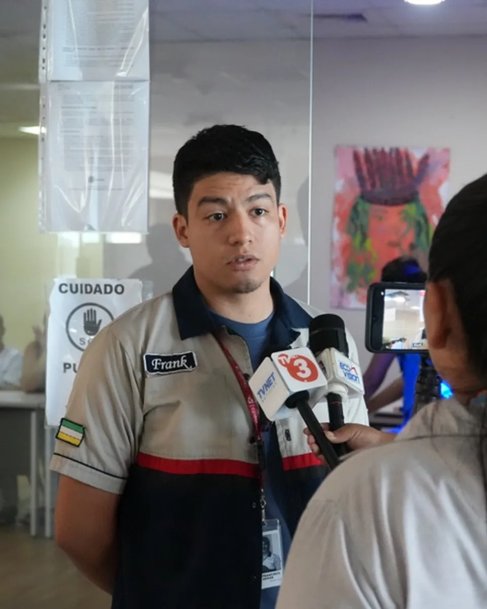 Juan Francisco Armas, director de Arad Marketing Agency, en una entrevista de prensa en Ecuador